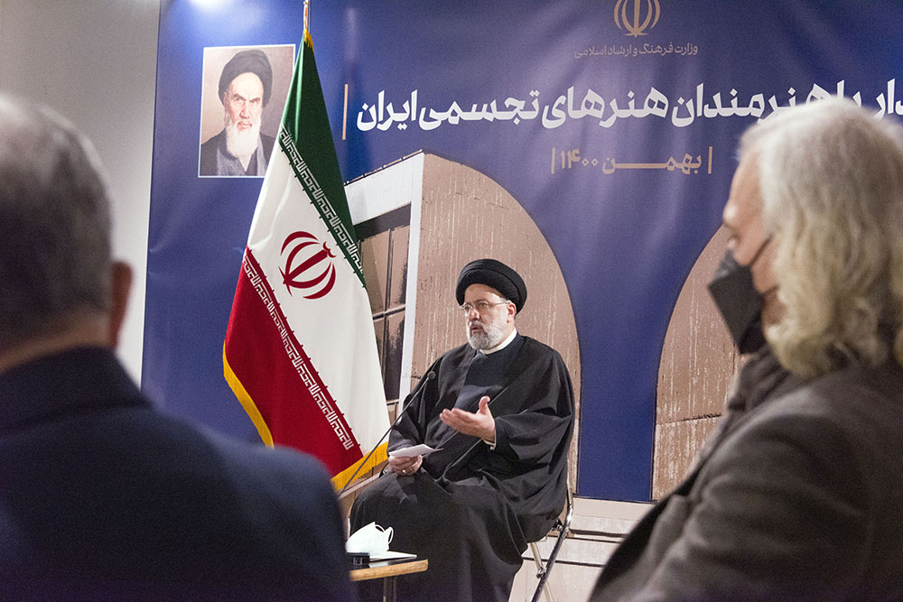 بازدید رییس جمهور از نمایشگاه آینه در آینه، در موزه هنرهای معاصر تهران